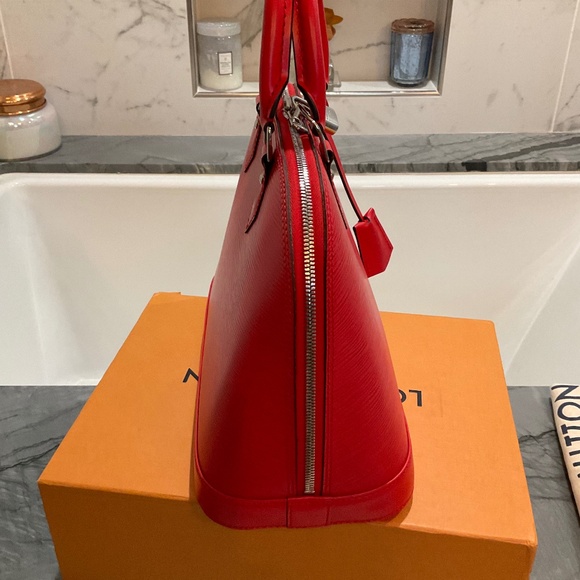 EUC Louis Vuitton Alma PM Epi leather “Cocquelicot” with crossbody strap red - Picture 3 of 16